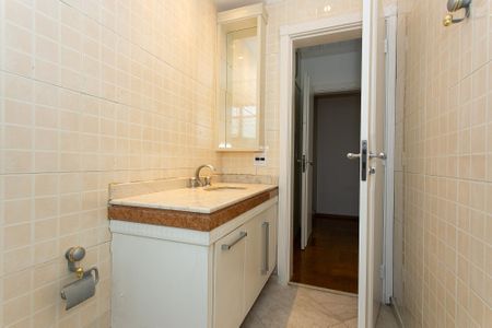 Apartamento à venda com 245m², 4 quartos e 3 vagas Apartamento à venda com 245m², 4 quartos e 3 vagasBanheiro da Suíte 2