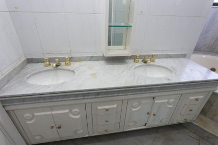 Apartamento à venda com 245m², 4 quartos e 3 vagas Apartamento à venda com 245m², 4 quartos e 3 vagasBanheiro da Suíte 3