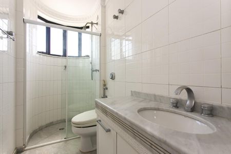 Apartamento à venda com 245m², 4 quartos e 3 vagas Apartamento à venda com 245m², 4 quartos e 3 vagasBanheiro da Suíte 1