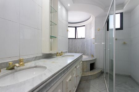 Apartamento à venda com 245m², 4 quartos e 3 vagas Apartamento à venda com 245m², 4 quartos e 3 vagasBanheiro da Suíte 3