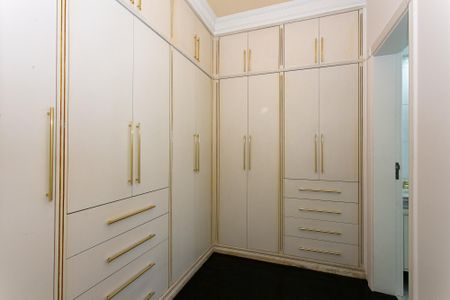 Apartamento à venda com 245m², 4 quartos e 3 vagas Apartamento à venda com 245m², 4 quartos e 3 vagasCloset da Suíte 3