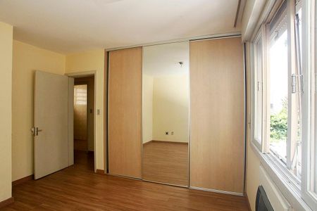 Quarto 1 de apartamento para alugar com 2 quartos, 80m² em Floresta, Porto Alegre