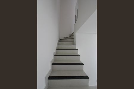 Casa à venda com 120m², 3 quartos e 2 vagas Casa à venda com 120m², 3 quartos e 2 vagasEscada