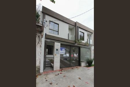 Casa à venda com 120m², 3 quartos e 2 vagas Casa à venda com 120m², 3 quartos e 2 vagasFachada
