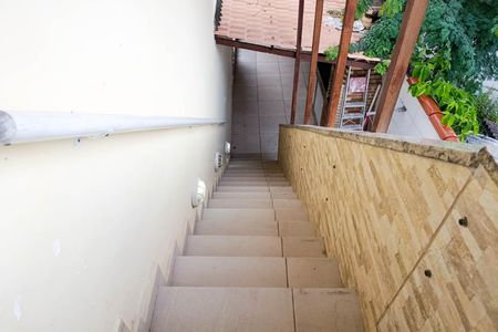 Casa para alugar com 70m², 2 quartos e sem vaga Casa para alugar com 70m², 2 quartos e sem vagaEscada