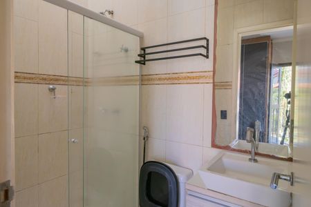 Casa de condomínio para alugar com 130m², 3 quartos e 2 vagasBanheiro do Quarto 1 - Suíte