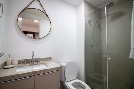 Banheiro de kitnet/studio para alugar com 1 quarto, 25m² em Santo Amaro, São Paulo