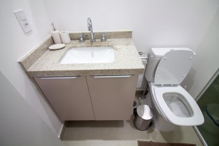 Banheiro de kitnet/studio para alugar com 1 quarto, 25m² em Santo Amaro, São Paulo