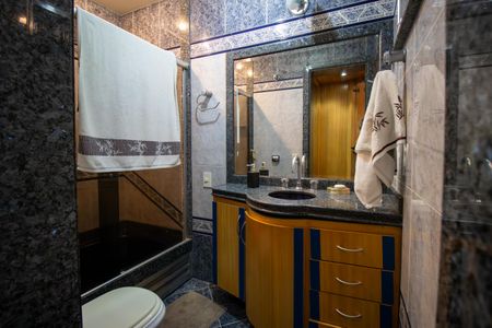 Casa à venda com 399m², 4 quartos e 4 vagasBanheiro da Suíte 2