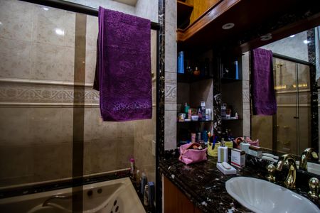 Casa à venda com 399m², 4 quartos e 4 vagasBanheiro da Suíte 1