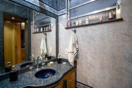 Casa à venda com 399m², 4 quartos e 4 vagasBanheiro da Suíte 2