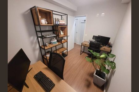 Apartamento à venda com 66m², 3 quartos e 1 vagaEscritório com mobiliário simples e iluminação natural, com uma planta em um canto.