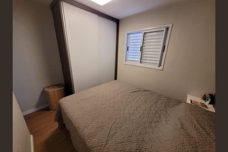 Apartamento à venda com 66m², 3 quartos e 1 vagaQuarto simples com cama e armário, iluminado por uma janela com persianas fechadas.