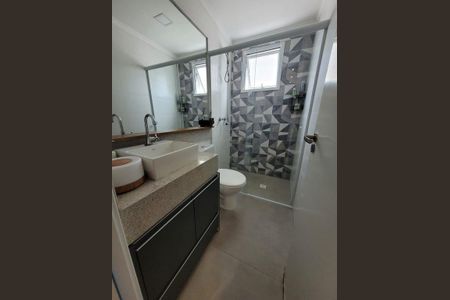 Apartamento à venda com 66m², 3 quartos e 1 vagaBanheiro com piso de porcelanato, pia de granito e banheira de vidro.