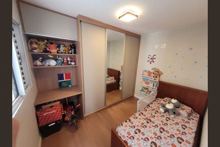 Apartamento à venda com 66m², 3 quartos e 1 vagaQuarto infantil com mobília simples e decoração colorida, com uma cama pequena e uma prateleira com brinquedos.
