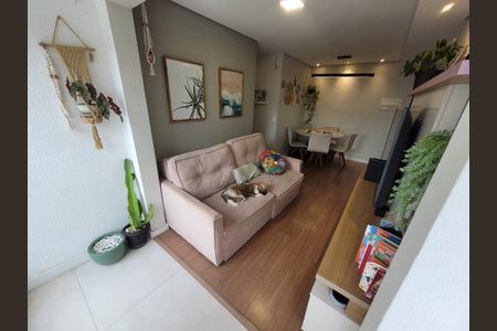 Apartamento à venda com 66m², 3 quartos e 1 vagaSala de estar com sofá, mesa e cadeiras, com decoração simples e cores neutras.