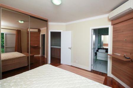 Casa à venda com 240m², 3 quartos e 4 vagasSuíte Master