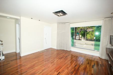 Casa à venda com 240m², 3 quartos e 4 vagasSala