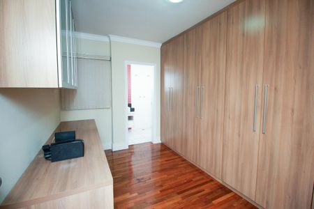 Casa à venda com 240m², 3 quartos e 4 vagasSuíte 3