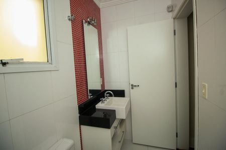 Casa à venda com 240m², 3 quartos e 4 vagasBanheiro da Suíte 2