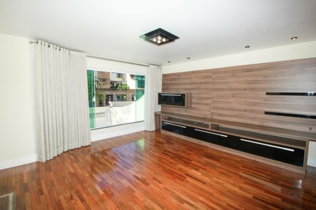 Casa à venda com 240m², 3 quartos e 4 vagasSala