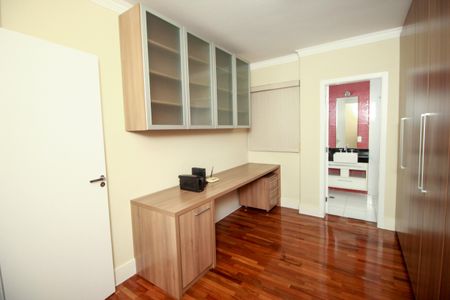 Casa à venda com 240m², 3 quartos e 4 vagasSuíte 3