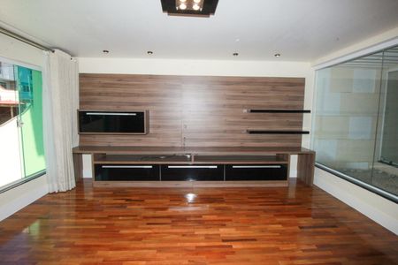 Casa à venda com 240m², 3 quartos e 4 vagasSala