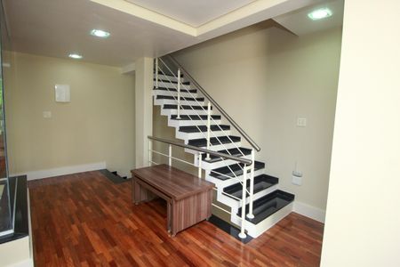 Casa à venda com 240m², 3 quartos e 4 vagasEscada