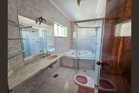 Casa para alugar com 405m², 3 quartos e 5 vagasBanheiro da Suíte 2