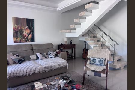 Casa à venda com 155m², 3 quartos e 2 vagas Casa à venda com 155m², 3 quartos e 2 vagasSala