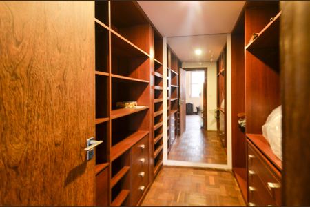 Apartamento à venda com 260m², 4 quartos e 2 vagasCloset Suíte 2