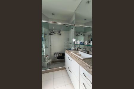 Apartamento à venda com 380m², 4 quartos e 4 vagas Apartamento à venda com 380m², 4 quartos e 4 vagasBanheiro da Suíte 3