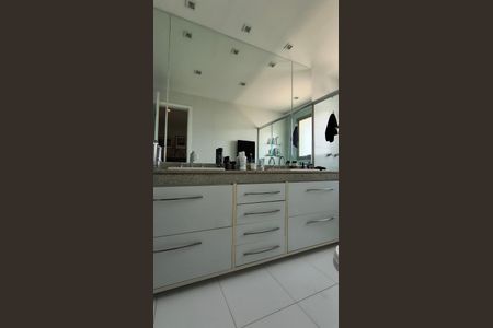 Apartamento à venda com 380m², 4 quartos e 4 vagas Apartamento à venda com 380m², 4 quartos e 4 vagasBanheiro da Suíte 4