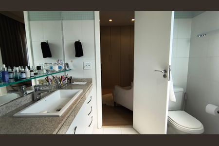 Apartamento à venda com 380m², 4 quartos e 4 vagas Apartamento à venda com 380m², 4 quartos e 4 vagasBanheiro da Suíte 3