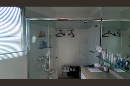 Apartamento à venda com 380m², 4 quartos e 4 vagas Apartamento à venda com 380m², 4 quartos e 4 vagasBanheiro da Suíte 3