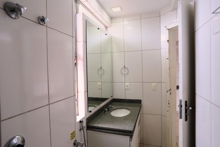 Banheiro de apartamento para alugar com 1 quarto, 55m² em Santa Efigênia, Belo Horizonte