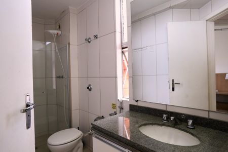 Banheiro de apartamento para alugar com 1 quarto, 55m² em Santa Efigênia, Belo Horizonte