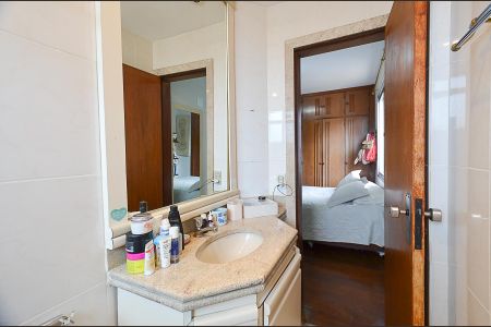 Apartamento à venda com 110m², 4 quartos e 2 vagas Apartamento à venda com 110m², 4 quartos e 2 vagasBanheiro Suíte