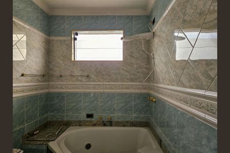 Casa à venda com 350m², 4 quartos e 6 vagasBanheiro da Suíte 1