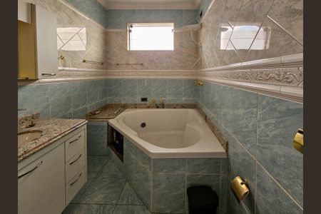 Casa à venda com 350m², 4 quartos e 6 vagasBanheiro da Suíte 1