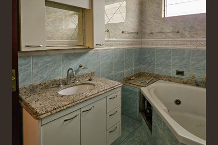 Casa à venda com 350m², 4 quartos e 6 vagasBanheiro da Suíte 1