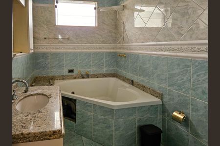 Casa à venda com 350m², 4 quartos e 6 vagasBanheiro da Suíte 1