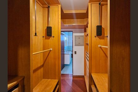 Casa à venda com 350m², 4 quartos e 6 vagasCloset da suíte 1