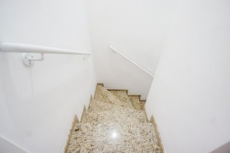 Apartamento à venda com 62m², 2 quartos e 1 vagaEscada