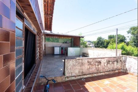 Casa à venda com 190m², 2 quartos e 1 vaga Casa à venda com 190m², 2 quartos e 1 vagaVaranda
