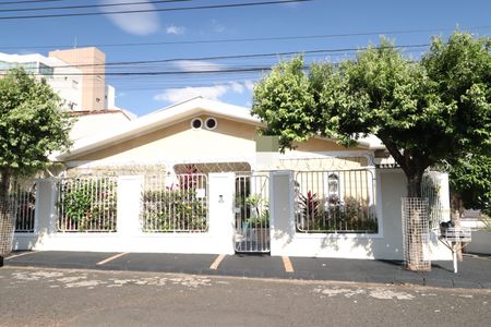 Casa para alugar com 244m², 3 quartos e 2 vagasFachada