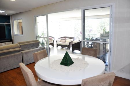 Apartamento para alugar com 130m², 3 quartos e 2 vagas Apartamento para alugar com 130m², 3 quartos e 2 vagasDetalhe - Sala e Sala de Jantar