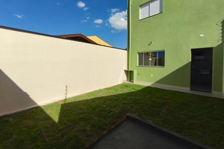 Casa à venda com 125m², 3 quartos e 2 vagasQuintal - Fundos