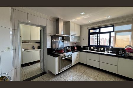 Apartamento à venda com 216m², 4 quartos e 4 vagasCozinha