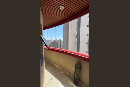 Apartamento à venda com 216m², 4 quartos e 4 vagasQuarto 2 Varanda